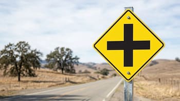 Señal de tránsito de una cruz negra sobre un fondo amarillo: qué significa y por qué es importante