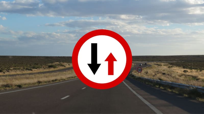 Qué significa la señal de tránsito que tiene una flecha negra y otra roja: es fundamental para prevenir accidentes
Fuente: Canva