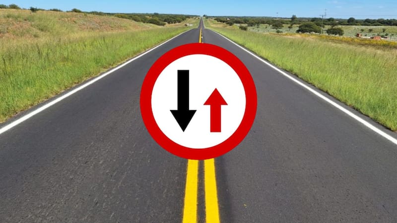 Qué significa la señal de tránsito que tiene una flecha negra y otra roja: es fundamental para prevenir accidentes
Fuente: Canva
