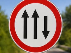 ¿Qué significa la señal roja con dos flechas arriba y una abajo y qué hacer al verla?