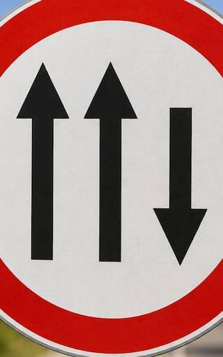 ¿Qué significa la señal roja con dos flechas arriba y una abajo y qué hacer al verla?
