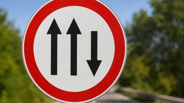 ¿Qué significa la señal roja con dos flechas arriba y una abajo y qué hacer al verla?