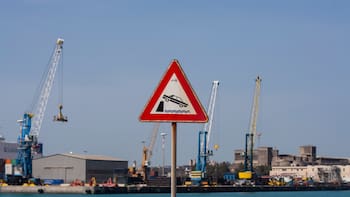 Qué significa la señal triangular con un coche cayendo al agua y qué debe hacer un conductor cuando aparece en la carretera