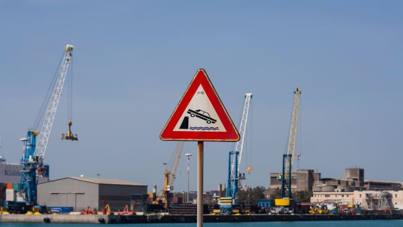 Qué significa la señal triangular con un coche cayendo al agua y qué debe hacer un conductor cuando aparece en la carretera (foto: Shutterstock)