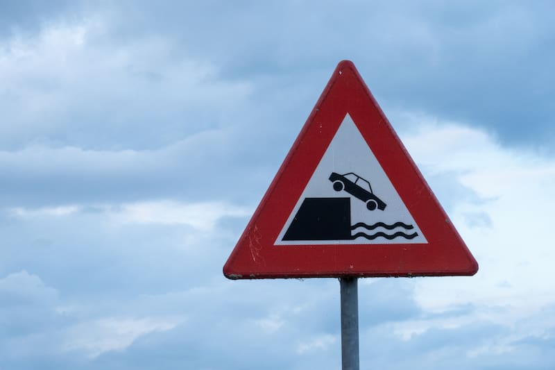 Qué significa la señal triangular con un coche cayendo al agua y qué debe hacer un conductor cuando aparece en la carretera (foto: Shutterstock)