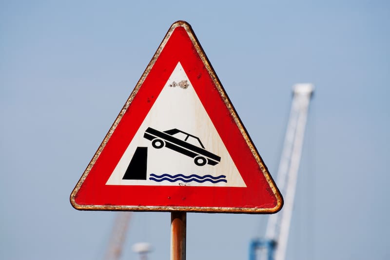 Qué significa la señal triangular con un coche cayendo al agua y qué debe hacer un conductor cuando aparece en la carretera (foto: Shutterstock)
