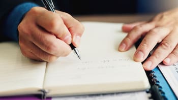 Según la psicología, las personas que toman nota a mano no son anticuadas sino que tienen mayor capacidad de análisis