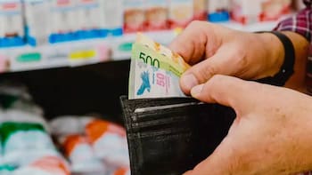 Ordenar los billetes de menor a mayor: qué revela este hábito sobre tu personalidad