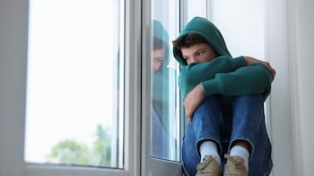 La psicología explica por qué algunos adultos piden perdón por todo: es culpa de los padres