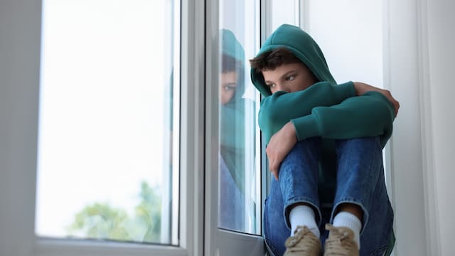 La psicología explica por qué algunos adultos piden perdón por todo: es culpa de los padres