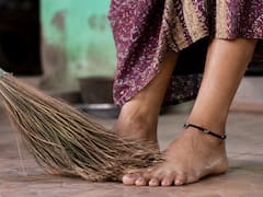 Qué significa que alguien te barra los pies con una escoba sucia