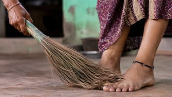 Qué significa que alguien te barra los pies con una escoba sucia