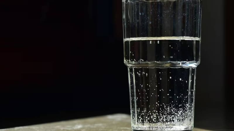 Qué significa que aparezcan burbujas en tu vaso y por qué no lo recomiendan