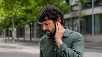 Qué significa que la oreja te arda de repente: la explicación que viene desde la época del Imperio Romano