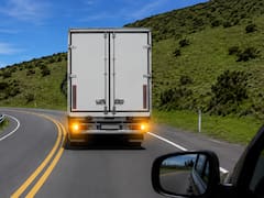 Qué significa que un camión encienda las balizas en plena carretera y qué debés hacer