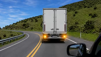 Qué significa que un camión encienda las balizas en plena carretera y qué debés hacer