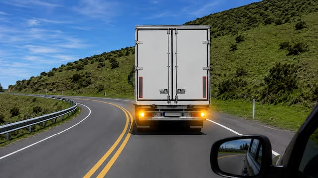 Qué significa que un camión encienda las balizas en plena carretera y qué debés hacer