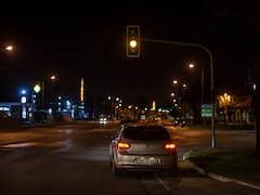 Qué significa que un semáforo parpadee en amarillo toda la noche y cómo circular