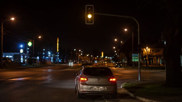 Qué significa que un semáforo parpadee en amarillo toda la noche y cómo circular