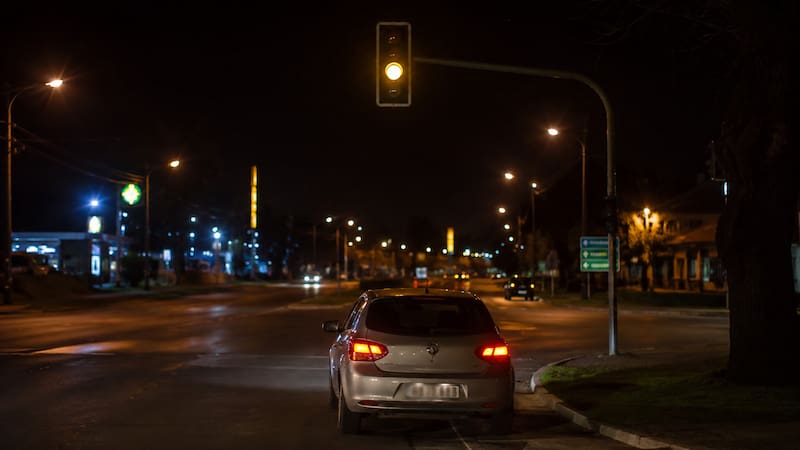 Qué significa que un semáforo parpadee en amarillo toda la noche y cómo circular.
