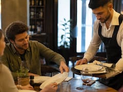 Qué significa que una persona ayude a los mozos a recoger la mesa, según la psicología