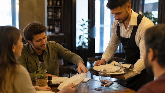 Qué significa que una persona ayude a los mozos a recoger la mesa, según la psicología