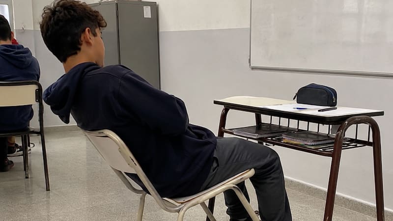 Qué significa que una persona se balancee todo el tiempo en la silla, según la psicología