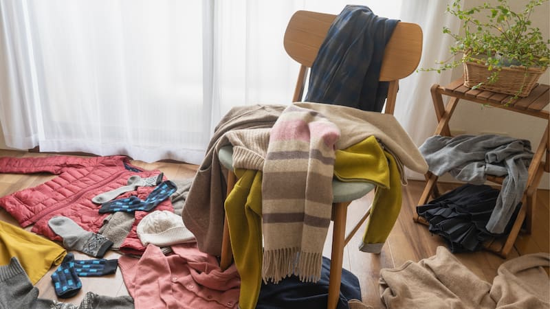 Qué significa que una persona tenga una silla con ropa en el cuarto, según la psicología