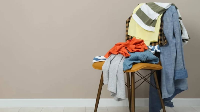 Qué significa que una persona tenga una silla con ropa en el cuarto, según la psicología