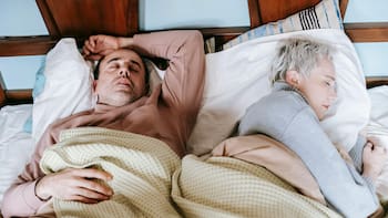 Soñar con una persona del pasado: por qué ocurre y qué significa según la psicología
