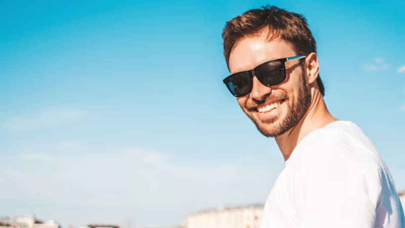 Qué significa usar anteojos de sol todos los días para salir a la calle, según la psicología
Fuente: Freepik