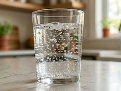 Si ves que los vasos de agua de tu casa se llenan de burbujas, no las ignores: qué significa y cómo evitarlo