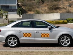 Qué significado tiene la calcomanía de color rojo y amarillo en los autos y quiénes deben usarla