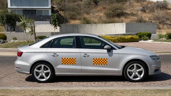 Qué significado tiene la calcomanía de color rojo y amarillo en los autos y quiénes deben usarla