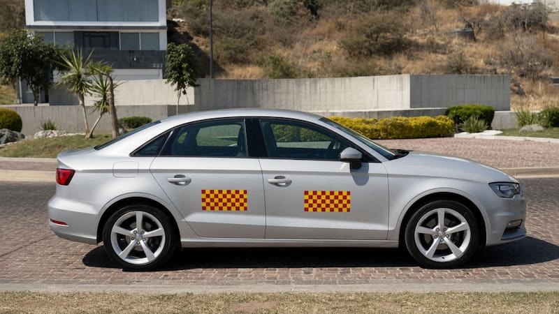 Qué significado tiene la calcomanía de color rojo y amarillo en los autos y quiénes deben usarla