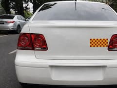 Qué significado tiene la calcomanía de color rojo y amarillo en los autos y quiénes deben usarla