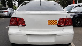 Qué significado tiene la calcomanía de color rojo y amarillo en los autos y quiénes deben usarla