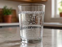 Si aparecen burbujas en los vasos de agua de tu casa no las ignores: qué significa y cómo evitarlo