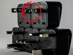 Qué son los agujeros en las patitas de los enchufes de pared y por qué todos los fabricantes los incluyen sin explicarlo