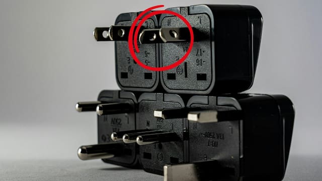Qué son los agujeros en las patitas de los enchufes de pared y por qué todos los fabricantes los incluyen sin explicarlo
