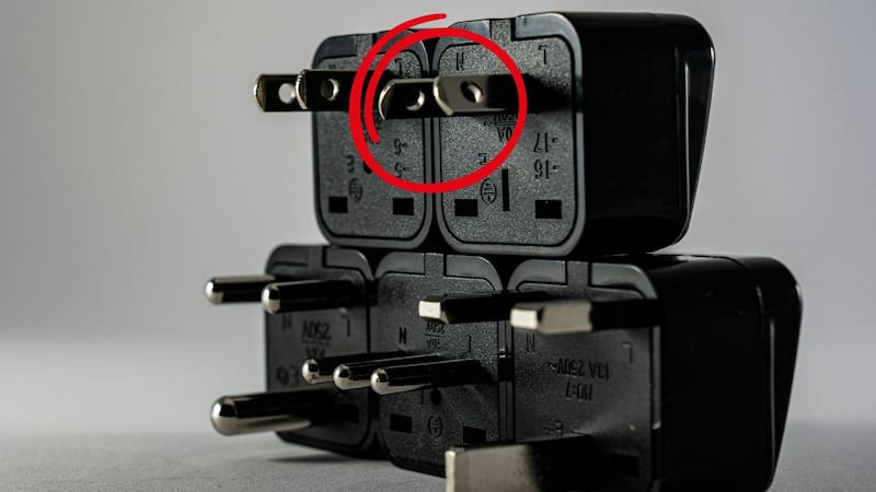 Qué son los agujeros en las patitas de los enchufes de pared y por qué todos los fabricantes los incluyen sin explicarlo