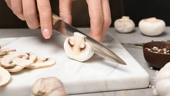 Cuál es la mejor tabla para cortar carne y verduras: una esconde bacterias letales