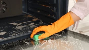 Queda como nuevo y es súper económico, ¿cómo hacer el truco definitivo para limpiar el horno y dejarlo brillante?