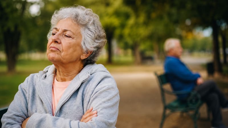 Algunos especialistas en psicología señalan que expresar emociones negativas de forma saludable podría contribuir al bienestar psicológico. Foto: Generada por IA.