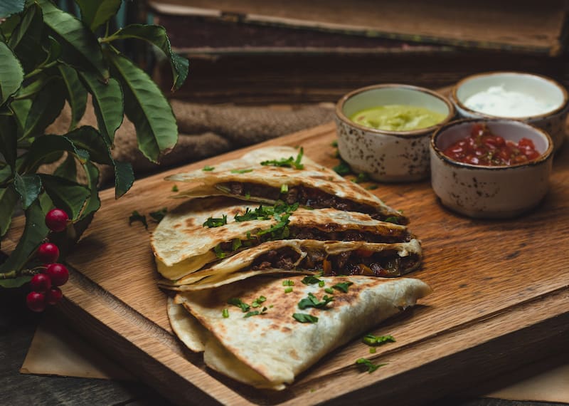 Este clásico de la cocina mexicana trascendió fronteras gracias a su simpleza: con pocos ingredientes y en minutos, es posible lograr un plato versátil que se adapta a cualquier momento del día. Imagen: Freepik.