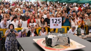 Es considerado el mejor queso azul y el más caro del mundo: fue vendido por 37.500 euros y batió un récord