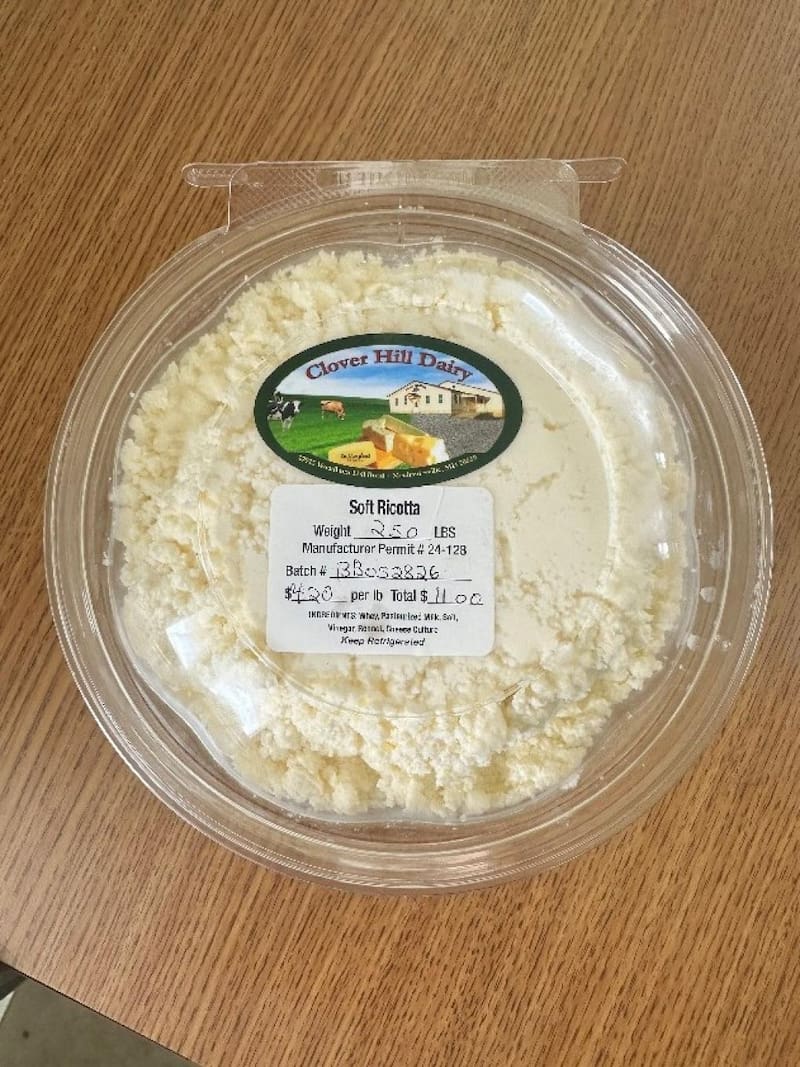 El queso afectado fue comercializado en envases individuales de 10, 12 y 14 onzas bajo la marca Clover Hill Dairy.