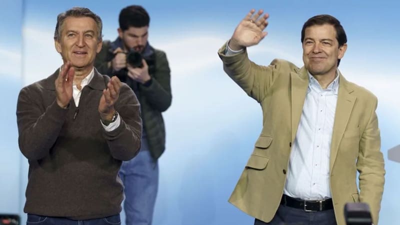 El presidente del PP, Alberto Núñez Feijóo, junto a Fernández Mañueco en el mitin del PP en Ávila el pasado 28 de febrero. Foto: EFE