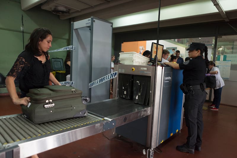 Quienes crucen la frontera entre deben prestar especial atención a los objetos que transportan, dado a que la tenencia de algunos puede derivar en inspecciones adicionales y retrasos en el ingreso al país vecino.