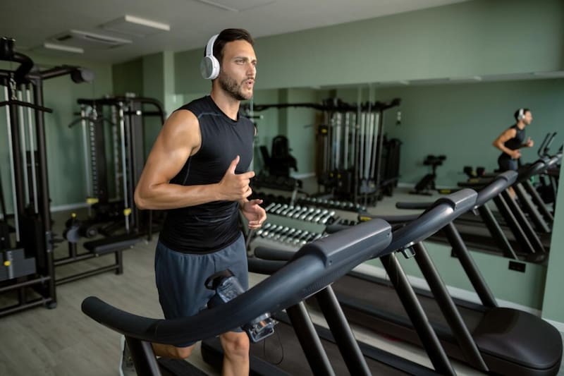 Regresa al gimnasio: un análisis científico demostró que el entrenamiento con pesas prolonga la vida.